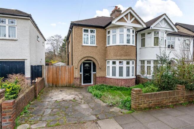 3 bed property, in Alexandra Drive, £825,000