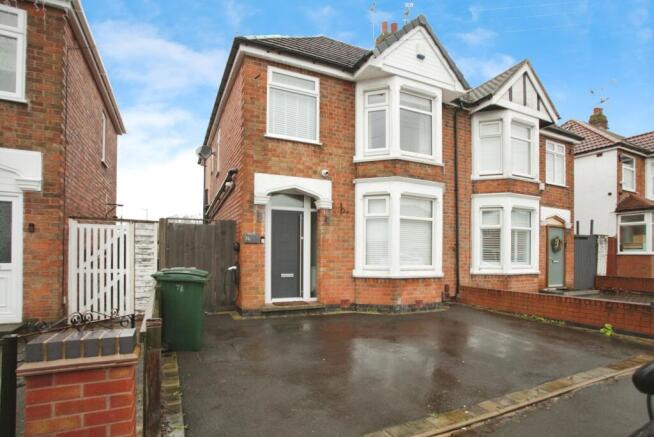 3 bed property, in Woodstock Road, £325,000