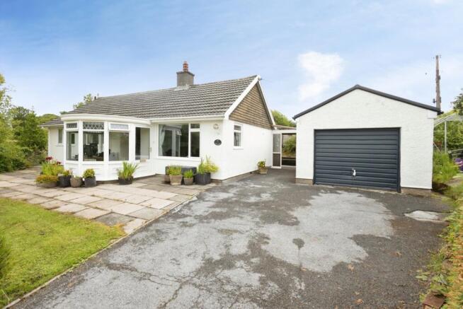 3 bed property, in Heol Tredeg, £400,000