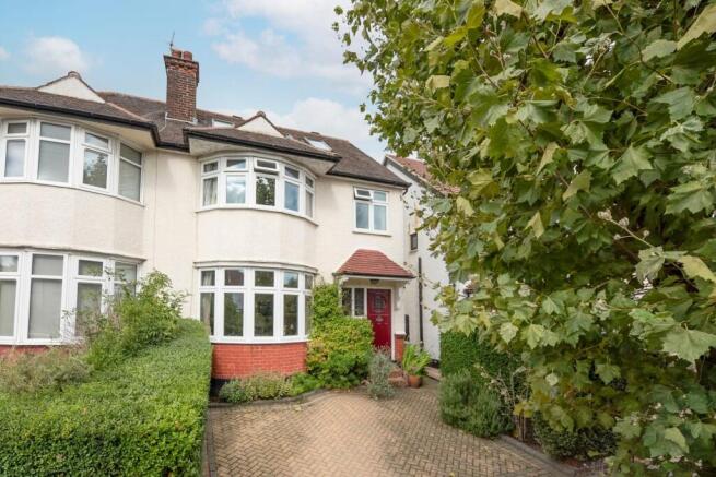 5 bed property, in Dollis Hill Avenue, £799,000