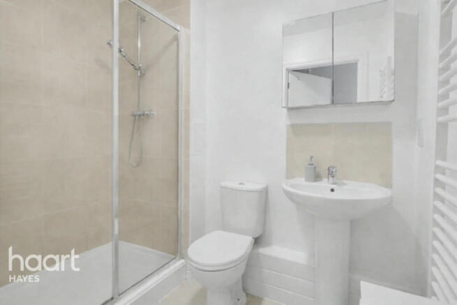 2 bed property, in Varcoe Gardens, £300,000