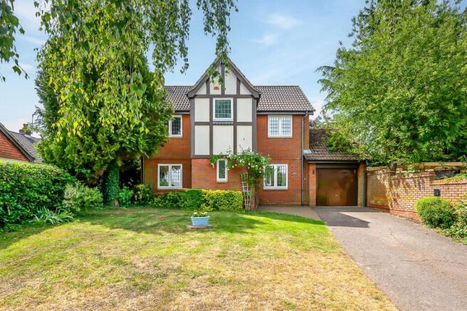 4 bed property, in Roedean Close, £750,000