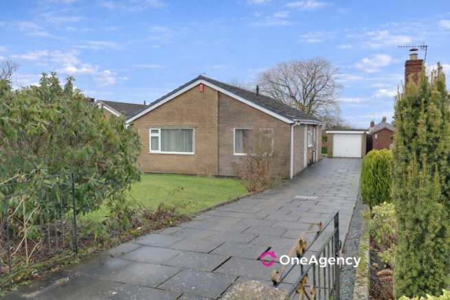 2 bed property, in Kingsclere Grove, £260,000