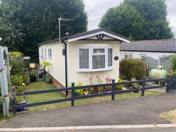 2 bed property, in Old Sax Lane, £205,000