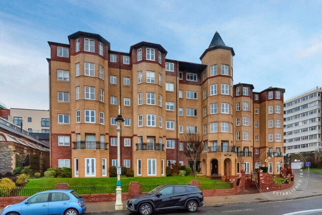 2 bed property, in Flat 11, £150,000