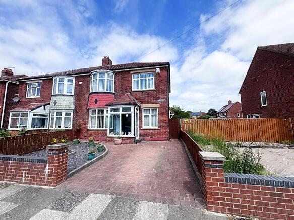 3 bed property, in Laing Grove, £175,000