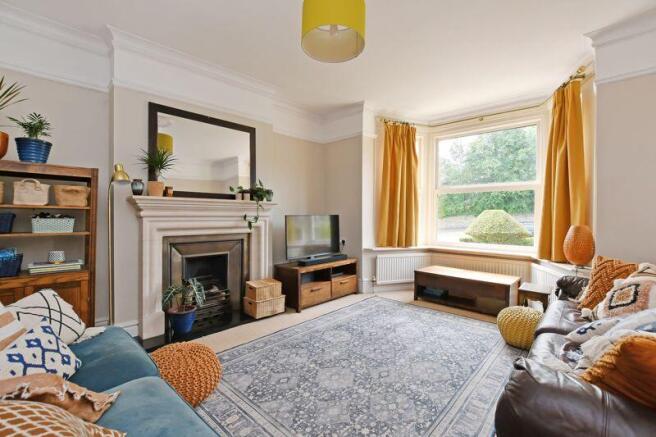 5 bed property, in Montrose Road, £595,000