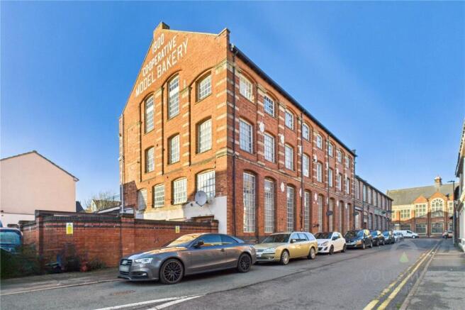 2 bed property, in Regent Street, £117,500