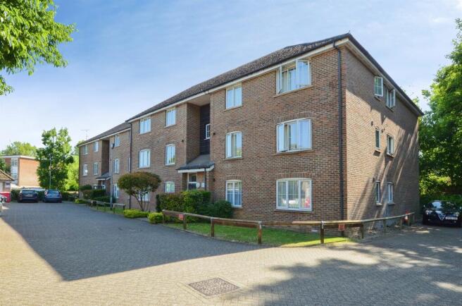 2 bed property, in Waterside, £310,000
