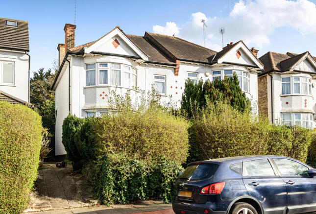 3 bed property, in Courthouse Road, £950,000