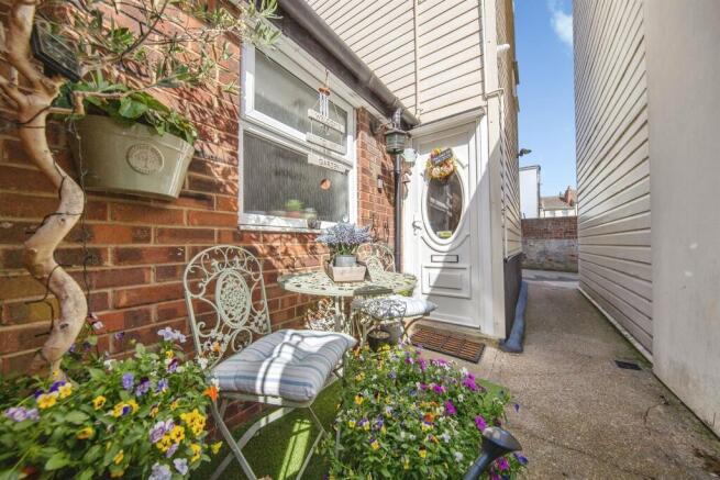 1 bed property, in Pepys Street, £140,000