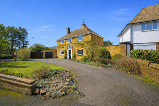 3 bed property, in Hall Close, £550,000