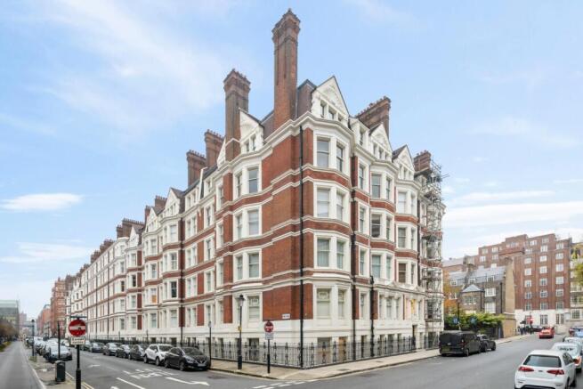 2 bed property, in Ridgmount Gardens, £500,000