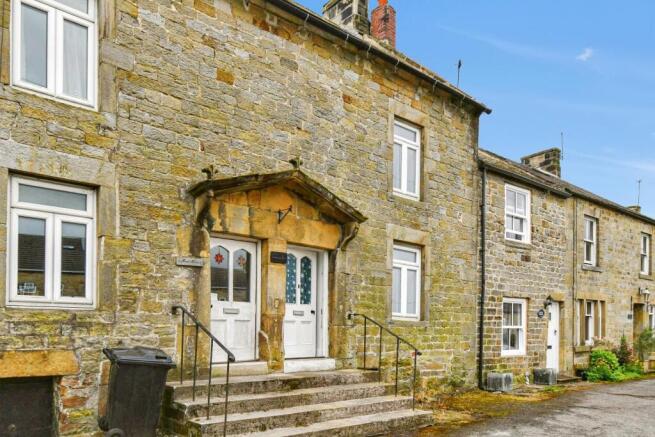2 bed property, in Main Street, £225,000