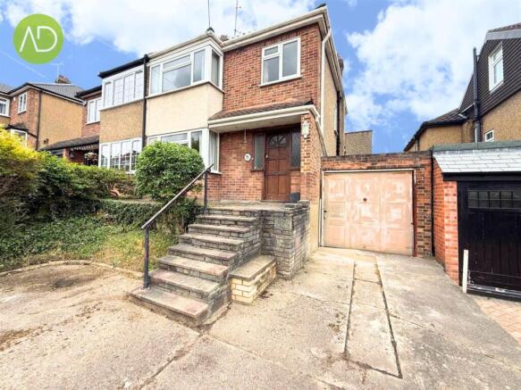 3 bed property, in Pecks Hill, £475,000