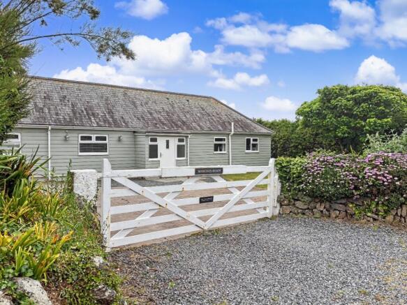 3 bed property, in Mullion, £450,000