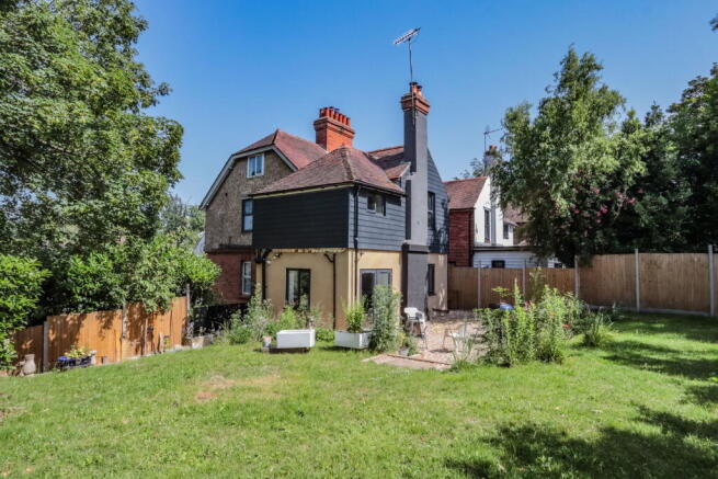 3 bed property, in Cranbrook Road, £425,000