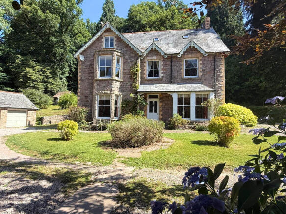6 bed property, in Underhill, £1,199,000