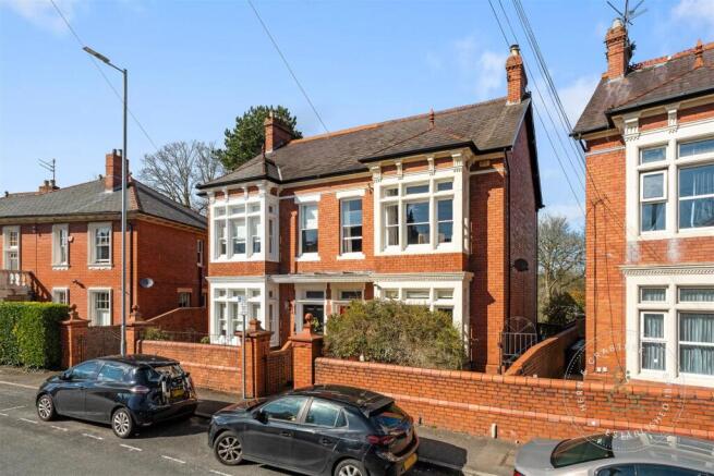 5 bed property, in Fields Park Road, £475,000