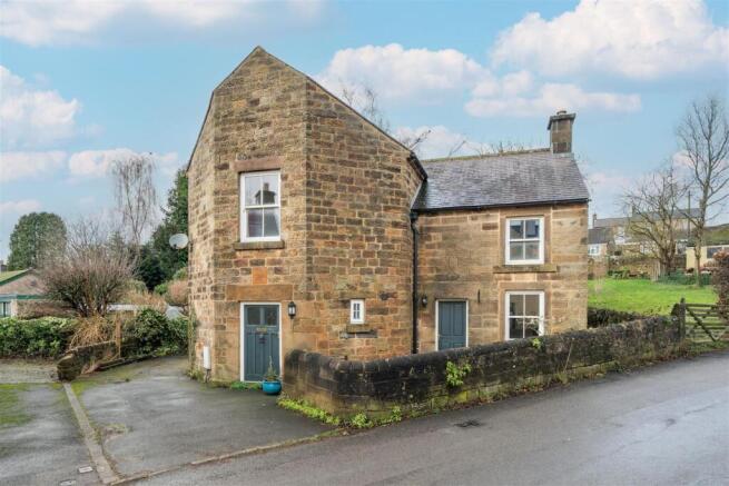 3 bed property, in The Knoll, £375,000
