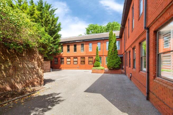 2 bed property, in Clewer Hill Road, £290,000