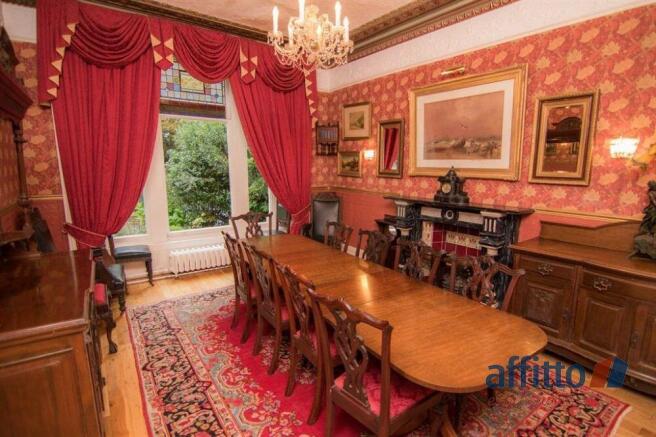 5 bed property, in The Hawthorns, £800,000