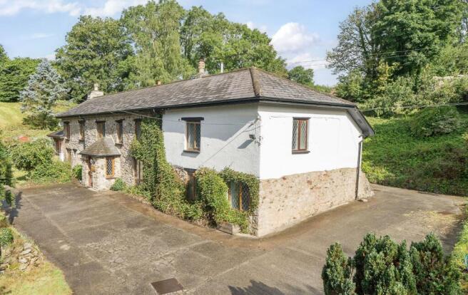 5 bed property, in Bickington, £725,000