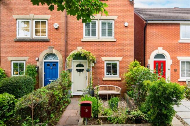 3 bed property, in Marlow Court, £299,995