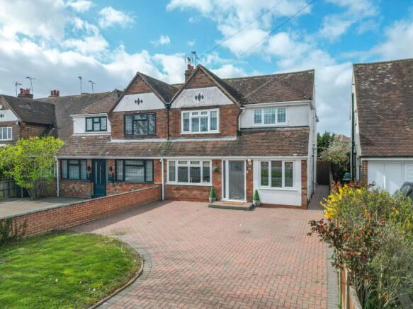 4 bed property, in The Long Shoot, £385,000