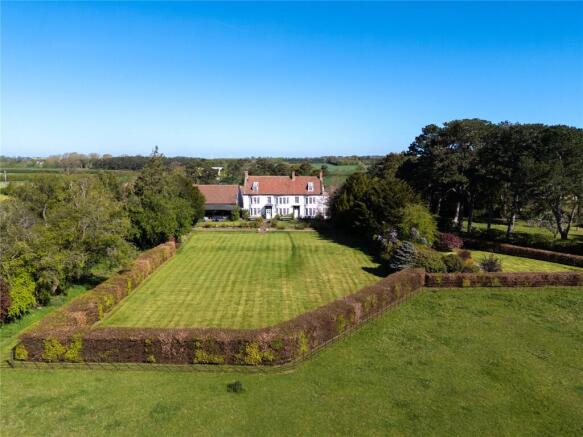 8 bed property, in Busby, £1,595,000