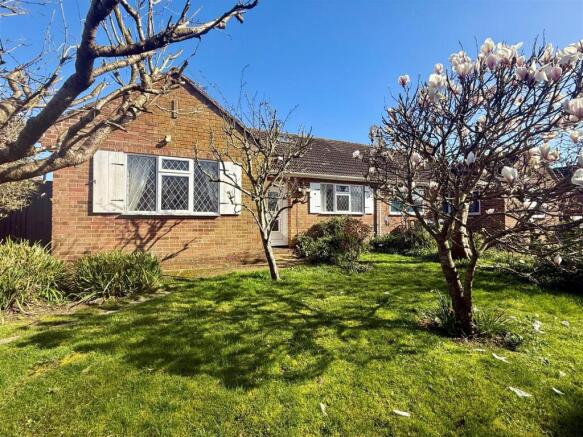 2 bed property, in Manor Way, £390,000