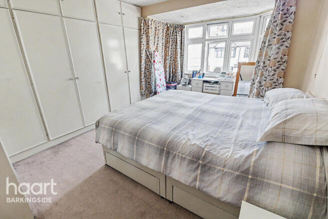 3 bed property, in Oakleafe Gardens, £650,000