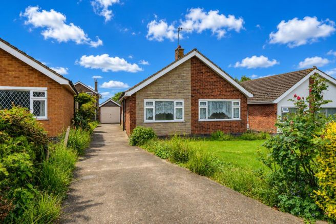 2 bed property, in Church Drive, £255,000