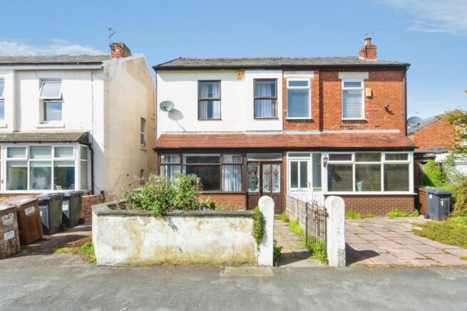 4 bed property, in Hampton Road, £200,000