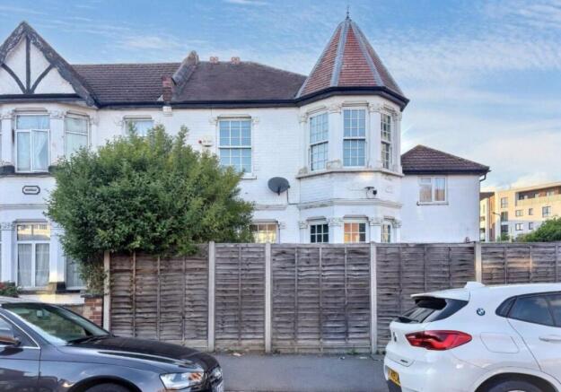 2 bed property, in 1 District Road, £390,000
