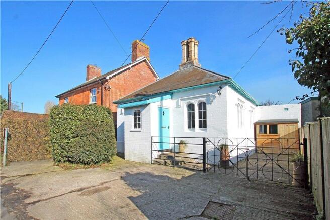 2 bed property, in Manston, £280,000