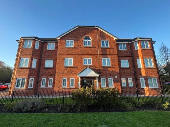 2 bed property, in Thorneycroft Drive, £120,000
