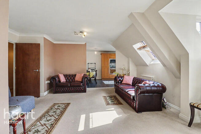 1 bed property, in Cottage Close, £300,000