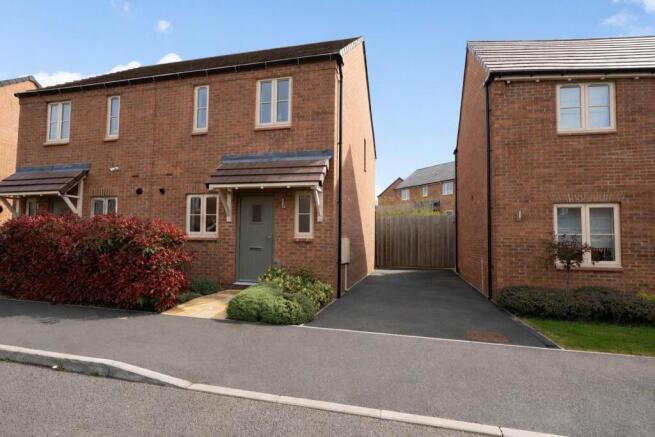 2 bed property, in Broadleaf Road, £280,000