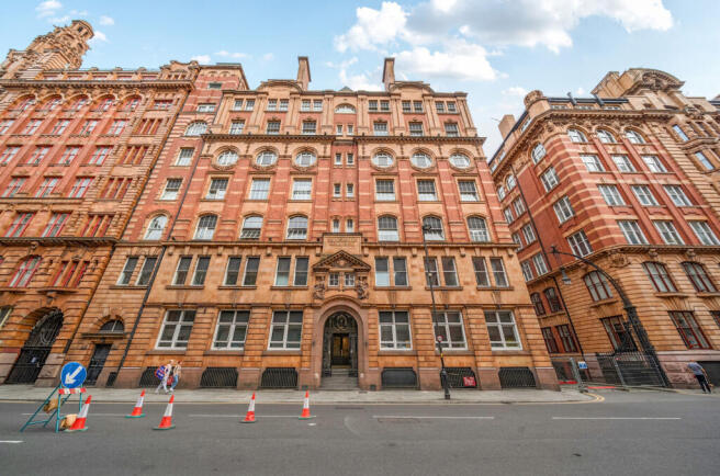 1 bed property, in Whitworth Street, £125,000
