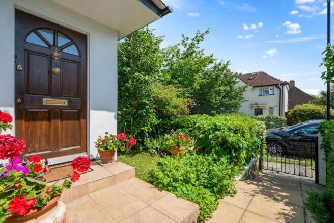 2 bed property, in Almond Grove, £600,000
