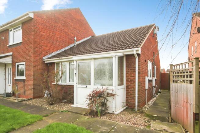 2 bed property, in Anderton Road, £175,000