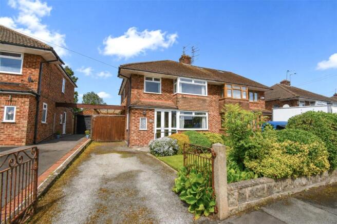 3 bed property, in Coombe Road, £280,000