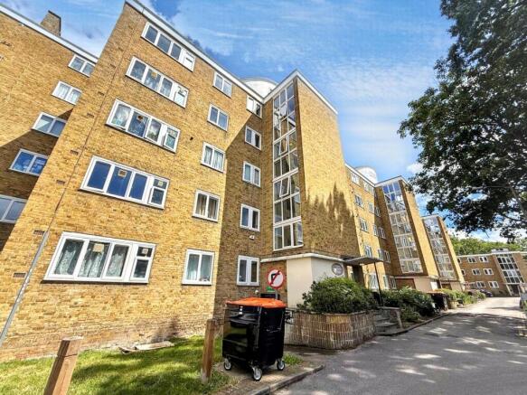 2 bed property, in Hayward Gardens, £350,000