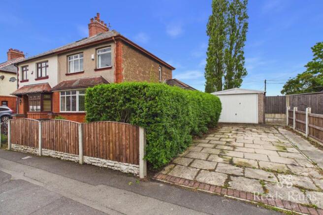 3 bed property, in Dewsnap Lane, £225,000