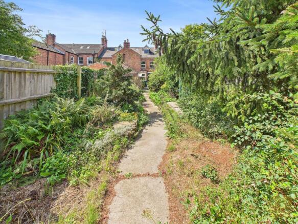 6 bed property, in Second Drift, £590,000