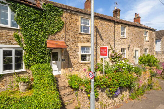 2 bed property, in High Street, £300,000