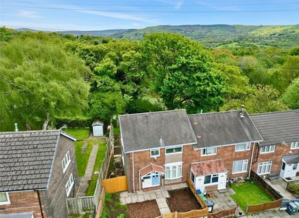 2 bed property, in Valley Road, £180,000