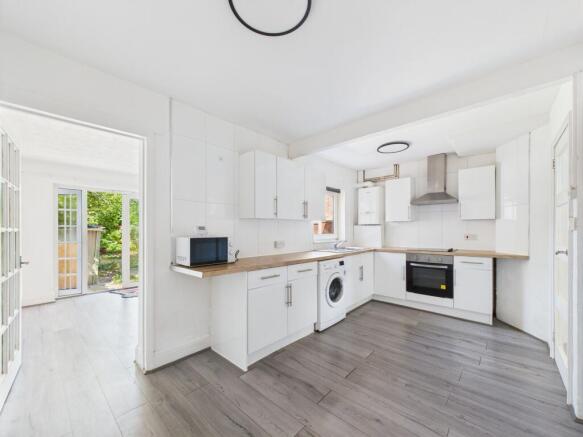3 bed property, in Queens Road, £240,000