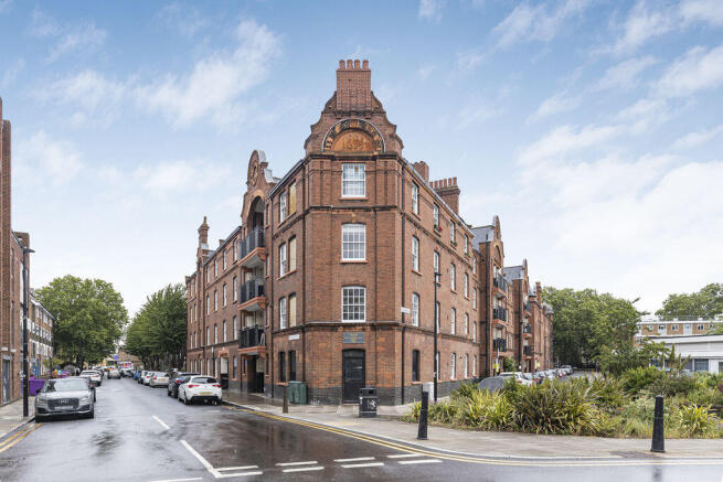 2 bed property, in Cressy Houses, £400,000